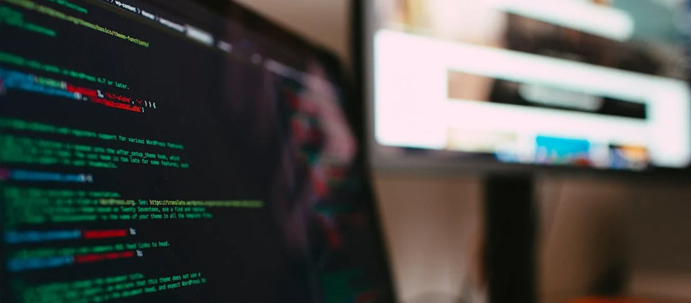 Kod strony internetowej na ekranie monitora podczas audytu dostępności