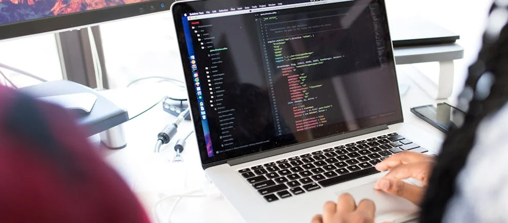 Specjalista analizujący kod HTML w celu poprawy dostępności strony