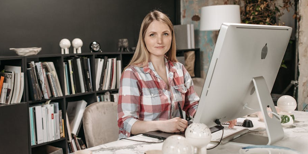 Osoba analizująca dostępność strony internetowej